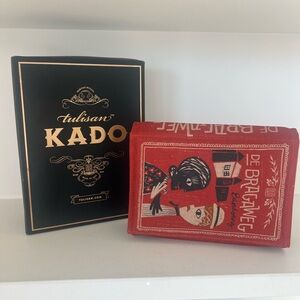 Tulisan Kado Black and Gold Box
